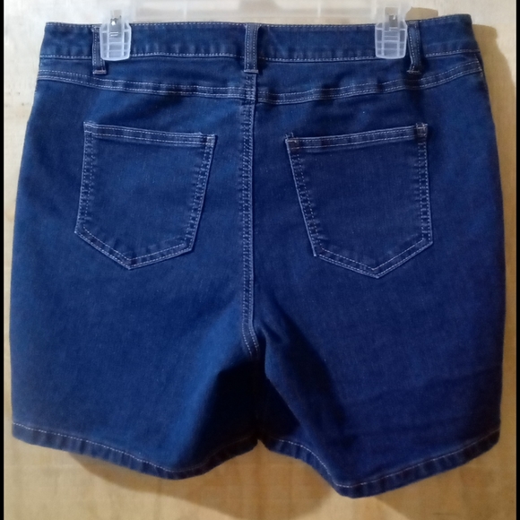 Woman Within Shorts - Picture 7 of 7